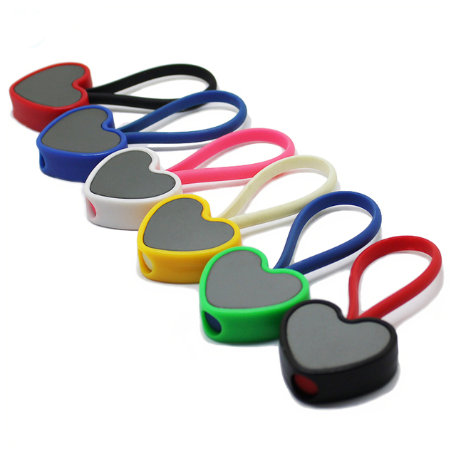 カスタマイズされたカラフルなハート型のハード PVC キーホルダー